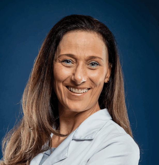 Professional headshot of speaker Maria Ester Azevedo Massola, Coordinator of Integrative Medicine at Einstein Hospital.