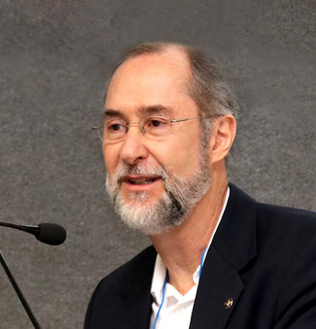 Retrato de António Mauro Saraiva, professor sênior da USP e especialista em Saúde Planetária, com um semblante profissional.