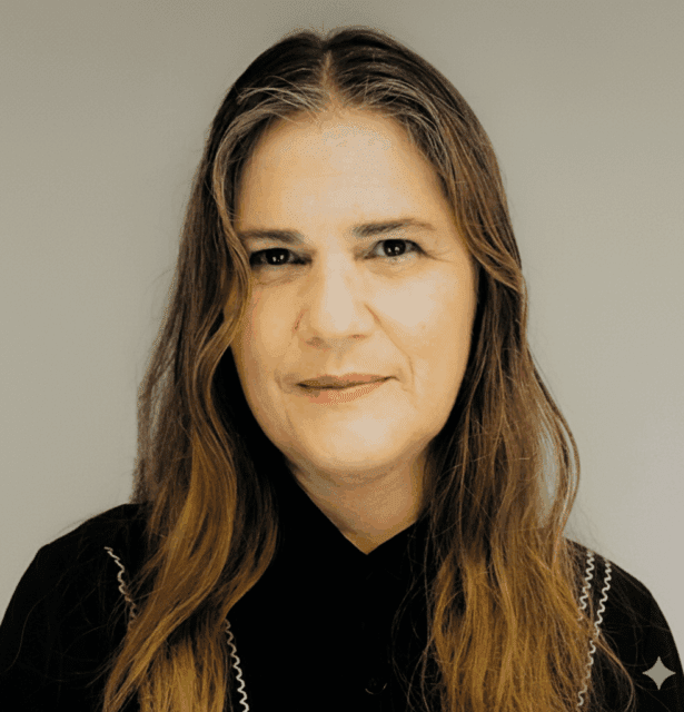 Fotografia de perfil de Karen Berenice Denez, farmacêutica e palestrante no 3rd WCTCIM, em um retrato profissional.