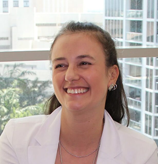 Retrato profissional de Maria Eugênia F. Celeghin, palestrante no 3rd WCTCIM. Ela está em um fundo neutro e sorri levemente.