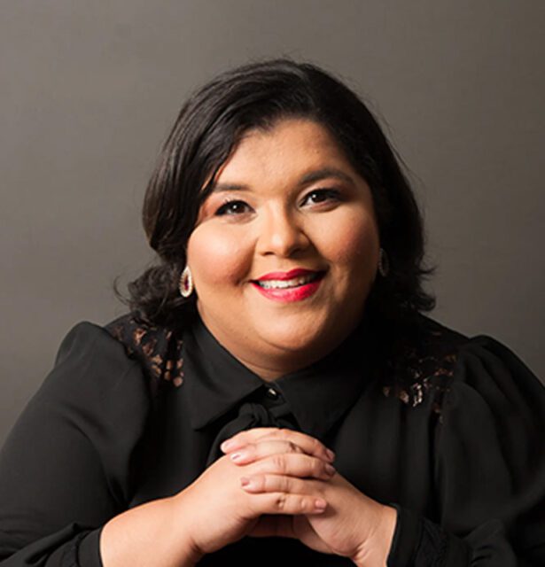 Foto em primeiro plano de Mayara Rezende, palestrante no 3rd WCTCIM. Ela sorri discretamente para a câmera em um ambiente profissional.