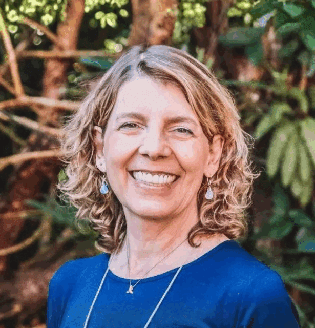 Professional headshot of speaker Vívian Angélica dos Santos Malva. She is shown from the chest up against a neutral background.